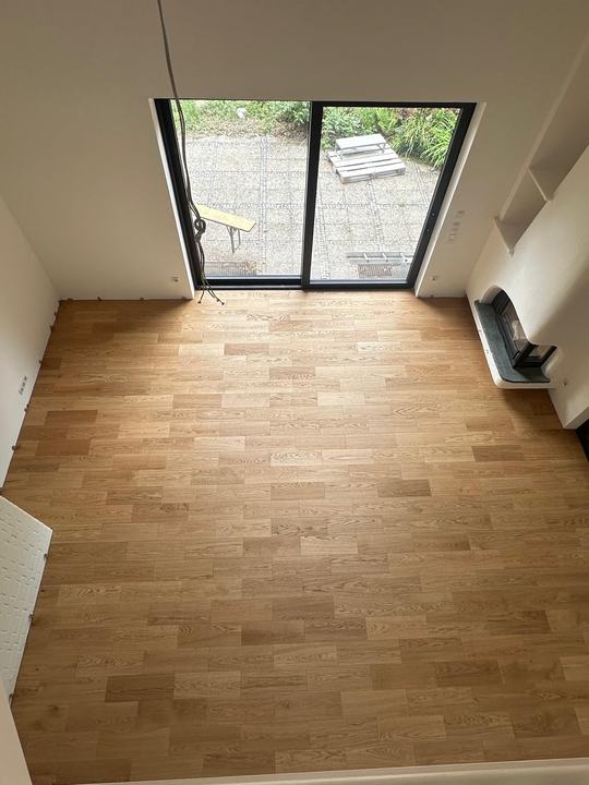 Wohnzimmer mit Eichen-Landhausdielen und Terrassentür