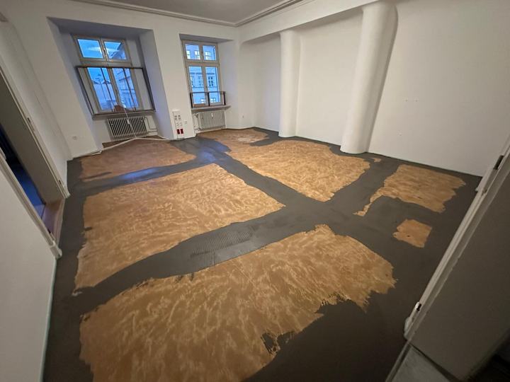 Spachtelarbeiten: Altbau-Untergrund wird mit Ausgleichsspachtel vorbereitet